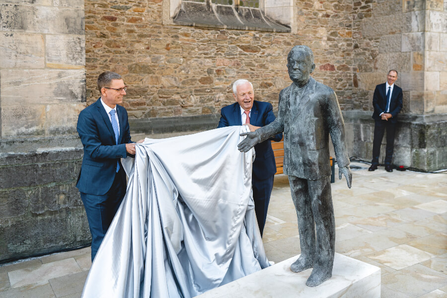 Hartmut Knothe and Markus Dreßler unveil the monument